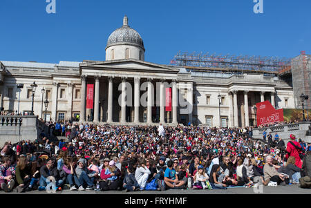 Trafalgar Square, Londres, Royaume-Uni. 25 mars, 2016. Sur la Pâques Vendredi Saint le Wintershall cast a effectué la 'Passion' et la résurrection de Jésus Christ à l'aide de Trafalgar Square comme une étape. Jésus, joué par l'acteur James Burke-Dunsmore promenades à travers la foule, après la résurrection. copyright Carol Moir/Alamy Live News Banque D'Images