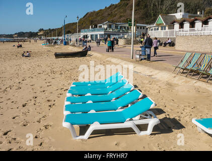 Une ligne ou d'une rangée de chaises longues sur la plage de l'Ouest, Bournemouth, Dorset, England, UK Banque D'Images