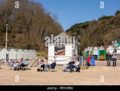 Les personnes bénéficiant des glaces sur la plage et de la promenade à Bournemouth, Dorset, England, UK Banque D'Images