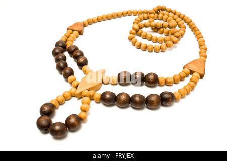 Collier avec perles en bois isolé sur blanc Banque D'Images