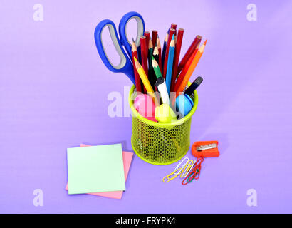 Papeterie Fournitures scolaires colorés dans le panier. Banque D'Images