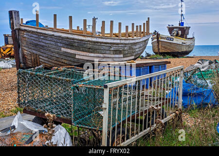 Des casiers à homard et des bateaux sur la plage Hastings East Sussex UK Banque D'Images