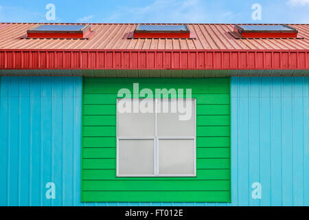 Mur coloré peint de bâtiment résidentiel contre le ciel bleu. Banque D'Images