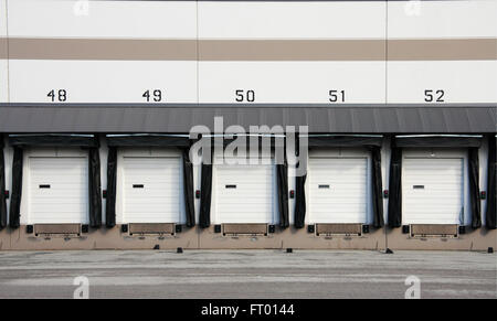 Quai de chargement de camion à l'entrepôt. Banque D'Images
