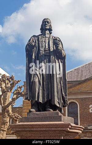 Islington Londres, une statue de John Wesley dans l'avant-cour de Wesley's Chapel dans City Road Banque D'Images