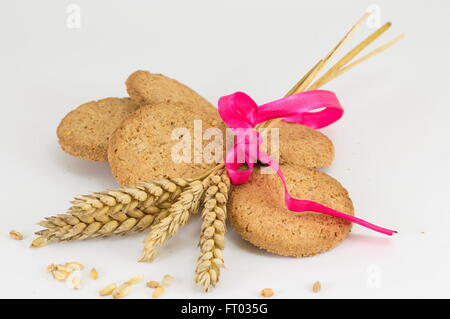 Partie intégrante des cookies et un plant de blé decprated sur baclground blanc Banque D'Images