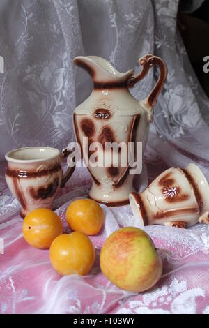 Ensemble de porcelaine blanche en Grèce style belle cruche et deux tasses de fruits mûrs et appétissante Banque D'Images