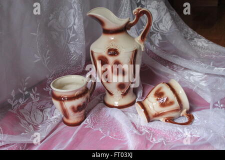 En porcelaine style Grèce pitcher et deux tasses pour embellir accueil Banque D'Images