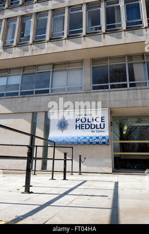 Panneau bilingue en gallois à l'extérieur de la police du Sud du pays de Galles Siège de la gare Hedlu bâtiments civiques Cathays Park à Cardiff, Royaume-Uni KATHY DEWITT Banque D'Images