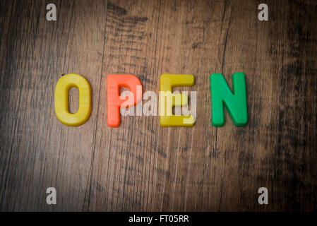 Ouvrez, énoncés dans les lettres aimant frigo multicolores Banque D'Images