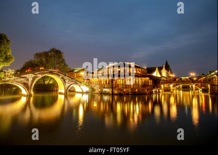 Lune nuit à Wuzhen, une célèbre ville ancienne de la Province de Zhejiang, Chine. Banque D'Images