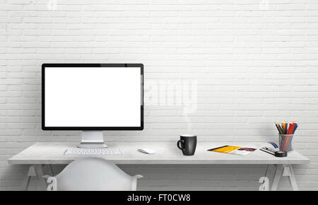 Affichage de l'ordinateur isolé dans la maquette de l'intérieur du bureau. Bureau avec clavier, souris, tasse de café, papier, crayons. Spa gratuit Banque D'Images