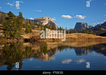 WYOMING - Squaretop Mountain se reflétant dans le lac de la rivière inférieure verte dans la forêt nationale de Teton article de la gamme Wind River. Banque D'Images