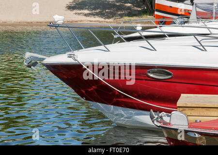 Rivière modernes yachts amarrés libre piscine Banque D'Images