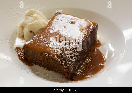 Au caramel Servi avec crème glacée à la vanille à Londres, en Angleterre. Banque D'Images