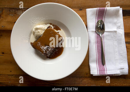 Au caramel Servi avec crème glacée à la vanille à Londres, en Angleterre. Banque D'Images