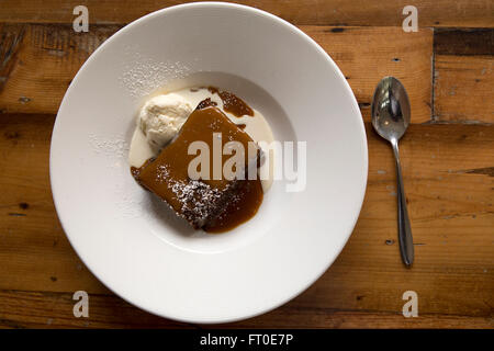 Au caramel Servi avec crème glacée à la vanille à Londres, en Angleterre. Banque D'Images