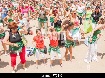 Réglage des danseurs un record mondial Guinness pour la plupart des personnes simultanément de la danse du ventre Banque D'Images