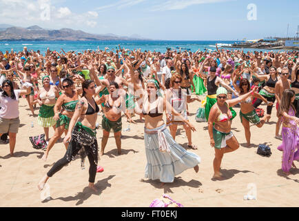 Réglage des danseurs un record mondial Guinness pour la plupart des personnes simultanément de la danse du ventre Banque D'Images