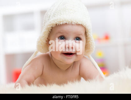 Un mignon petit bébé portant un chapeau blanc Banque D'Images