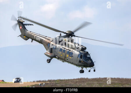 Aerospatiale AS332 (E89) hélicoptère militaire Super Puma T-320 de la Force aérienne suisse (Schweizer Luftwaffe) Banque D'Images