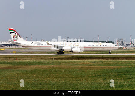 A6-EHE Etihad Airways Airbus A340-642 à Milan, Malpensa Banque D'Images