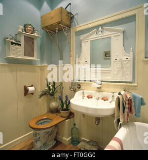 Plus de style édouardien, laqué blanc-manteau miroir au-dessus de bassin en 90 Salle de bains avec toilettes floral vintage Banque D'Images