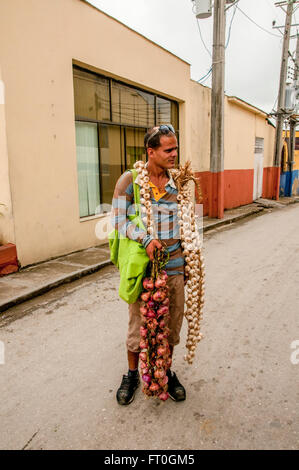 Santa Clara, Cuba homme ail vente Banque D'Images