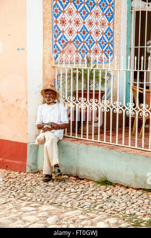 Un homme avec un cigare se trouve dans la rue. Cuba, Trinidad. Banque D'Images