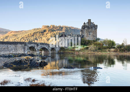 À l'automne Le Château d'Eilean Donan, Highland, Scotland, UK Banque D'Images