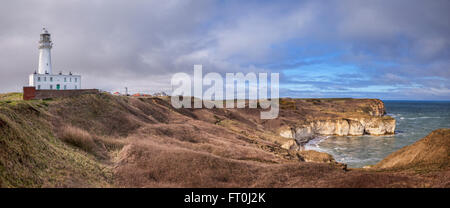 Selwicks Bay et le phare panorama, Flamborough Head, East Yorkshire, UK Banque D'Images