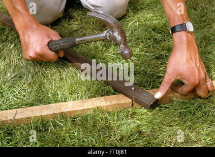 Close-up of mains faire un cadre en bois Banque D'Images