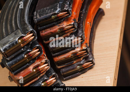 Munitions pour mitrailleuses avec magazines chargé Banque D'Images