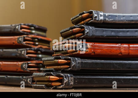 Munitions pour mitrailleuses avec magazines chargé Banque D'Images