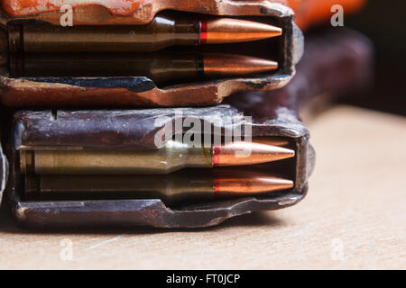 Munitions pour mitrailleuses avec magazines chargé Banque D'Images