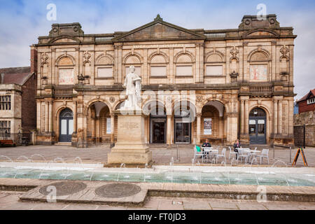 York Art Gallery, à la place de l'exposition, York, North Yorkshire, Angleterre, Royaume-Uni. L'avant-cour dispose d'une statue de l'artiste local William et Banque D'Images