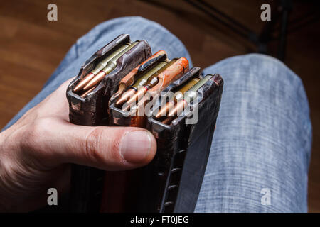 5.56 Chargement ammo magazine pour les mitrailleuses Banque D'Images