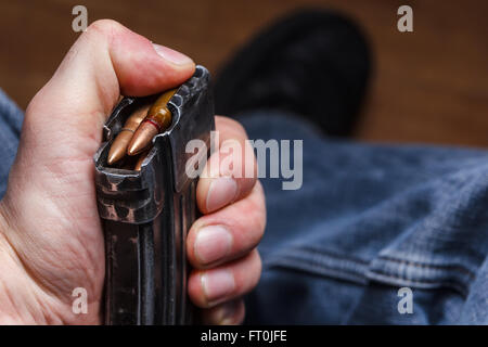 5.56 Chargement ammo magazine pour les mitrailleuses Banque D'Images