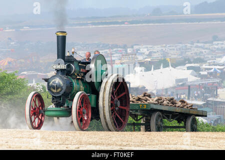 Fowler Road 12275 Locomotive, 'l'Admiral' transportant une remorque chargée d'une colline à la grande foire de vapeur Dorset, Angleterre, RU Banque D'Images