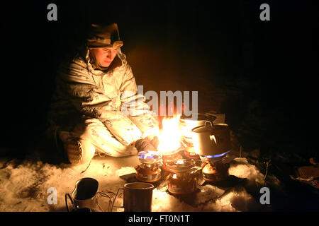 Le caporal Charles Roy III, un technicien en charge de l'optique à la compagnie interarmes de Bulgarie, utilise de petits brûleurs pour faire fondre la neige dans l'eau comme son unité met en place le camp pour la nuit. Cette société est composé de plusieurs véhicules avec plusieurs fonctionnalités, y compris les véhicules d'assaut amphibie, M1A1 Abrams des chars de combat et des véhicules blindés. Dans les semaines qui ont précédé l'exercice Cold Response 16, à la fin du mois, les deux nations ont mené la formation bilatérale pour améliorer la capacité du Corps des Marines des États-Unis pour l'exploitation par temps froid. L'exercice permettra de fe Banque D'Images