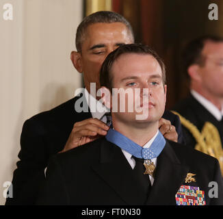 Le président Barack Obama remet la Médaille d'honneur de Chef Opérateur des opérations spéciales (JOINT) Edward C. Byers Jr. lors d'une cérémonie Lundi, Février 29, 2016, à la Maison Blanche. Byers a reçu la médaille d'honneur pour ses actions pendant une opération de sauvetage d'otages en décembre 2012. (U.S. Photo de la marine par Oscar Sosa/libérés) Banque D'Images