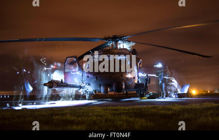 Les membres du 56e Escadron de sauvetage conduite des inspections après-vol sur un HH-60G Pave Hawk pendant l'exercice Voijek Vaillance en terrain d'Hullavington, Angleterre, Mars 4, 2016. L'aéronef a fait ses preuves dans la lutte contre les missions de recherche et sauvetage depuis l'opération Tempête du désert et continue la mission CSAR de sauveteurs-parachutistes jusqu'à ce jour. (U.S. Air Force photo/Le s.. Emerson Nuñez) Banque D'Images