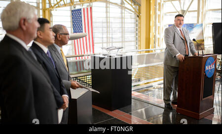 Le Bureau des affaires publiques de la NASA J.D. Harrington introduit l'administrateur de la NASA Charles Bolden, administrateur associé de la NASA pour la recherche aéronautique Direction Mission Jaiwon Shin, et l'Aerospace Industries Association (AIA) LE PRÉSIDENT David Melcher lors d'une conférence de presse, lundi, Février 29, 2016 à l'Aéroport National Ronald Reagan de Washington à Arlington, Virginie l'administrateur de la NASA Charles Bolden a annoncé l'attribution d'un contrat pour la conception préliminaire d'une "flèche bas" de démonstration en vol dans le cadre de la NASA en matière de nouveaux horizons de l'aviation qui a été introduite dans l'exercice de l'agence oui Banque D'Images