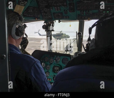 Fédération de Recherche et récupération d'hélicoptères des Forces canadiennes se déplacer et les équipes de soutien de Karaganda à Zhezkazgan, le Kazakhstan Mardi, Mars 1, 2016 en préparation pour le 2 mars au vaisseau Soyouz TMA-18M avec atterrissage 46 Expédition le commandant Scott Kelly de la NASA et cosmonautes russes Mikhail Kornienko et Sergey Volkov de Roscosmos. Kelly et Kornienko ont rempli un dossier de la Station spatiale internationale au terme d'une mission de l'année à recueillir de précieuses données sur l'effet de longue durée de l'apesanteur sur le corps humain qui seront utilisés pour formuler une mission humaine vers Mars. Volkov revient après six mois sur le Banque D'Images