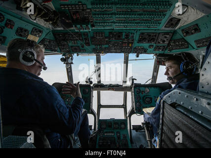 Fédération de Recherche et récupération d'hélicoptères des Forces canadiennes se déplacer et les équipes de soutien de Karaganda à Zhezkazgan, le Kazakhstan Mardi, Mars 1, 2016 en préparation pour le 2 mars au vaisseau Soyouz TMA-18M avec atterrissage 46 Expédition le commandant Scott Kelly de la NASA et cosmonautes russes Mikhail Kornienko et Sergey Volkov de Roscosmos. Kelly et Kornienko ont rempli un dossier de la Station spatiale internationale au terme d'une mission de l'année à recueillir de précieuses données sur l'effet de longue durée de l'apesanteur sur le corps humain qui seront utilisés pour formuler une mission humaine vers Mars. Volkov revient après six mois sur le Banque D'Images