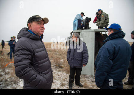 L'ancien cosmonaute et père du cosmonaute russe Sergueï Volkov, Alexander Volkov attend que son fils d'être extraite de l'engin spatial Soyouz TMA-18M avec Expedition 46 Le commandant Scott Kelly de la NASA et le cosmonaute russe Mikhail Kornienko, près de la ville de Zhezkazgan, le Kazakhstan, le mercredi 2 mars 2016 (temps). Kazakh Kelly et Kornienko a terminé une Station Spatiale Internationale année record-longue mission de recueillir de précieuses données sur l'effet de longue durée de l'apesanteur sur le corps humain qui seront utilisés pour formuler une mission humaine vers Mars. Volkov est revenu après avoir passé six mois sur la Banque D'Images