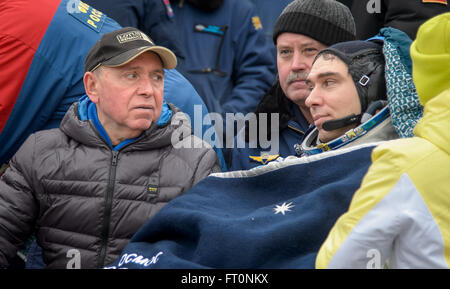 Le cosmonaute russe Sergueï Volkov de Roscosmos reste sur une chaise à l'extérieur du vaisseau Soyouz TMA-18M et des visites avec son père, ancien cosmonaute russe Alexander Volkov, gauche, à seulement quelques minutes après qu'il et d'Expedition 46 Le commandant Scott Kelly de la NASA et le cosmonaute Mikhaïl Kornienko a atterri dans une région isolée près de la ville de Zhezkazgan, le Kazakhstan, le mercredi 2 mars 2016 (temps). Kazakh Kelly et Kornienko a terminé une Station Spatiale Internationale année record-longue mission de recueillir de précieuses données sur l'effet de longue durée de l'apesanteur sur le corps humain qui seront utilisées pour formuler une mission humaine Banque D'Images