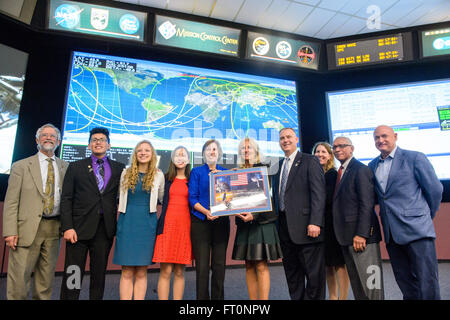 De gauche à droite : Dr John Holdren, directeur de la White House Office of Science and Technology Policy, Brandon Casquete, un étudiant au Aberdeen High School à Aberdeen, Maryland, Sara Decker, un second à Aberdeen High School, Kelly Pysh, Aberdeen High School, Ellen Ochoa, directeur, Centre spatial Johnson de la NASA, le Dr. Jill Biden, l'épouse du vice-président Joe Biden, Norm Knight, chef, Bureau du directeur de vol, Yvonne Gabriel, enseignant à l'Aberdeen High School, l'administrateur de la NASA Charles Bolden, et Mark Kelly, ancien astronaute de la NASA et Scott Kelly's jumeau identique, poster une photo dans la région de Banque D'Images