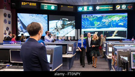 Ellen Ochoa, directeur, Centre spatial Johnson de la NASA, gauche, Norm Knight, chef, Bureau du directeur de vol, centre, et le Dr Jill Biden, l'épouse du vice-président Joe Biden, gauche, sont vus dans la Station spatiale internationale salle de commande de vol, le mercredi 2 mars 2016 au cours d'une visite de centre spatial Johnson de la NASA à Houston, Texas. M. Biden s'est rendu à Houston à l'astronaute Scott Kelly Accueil Bienvenue, qui est de retour à Houston après une année longue mission à bord de la Station spatiale internationale. Banque D'Images