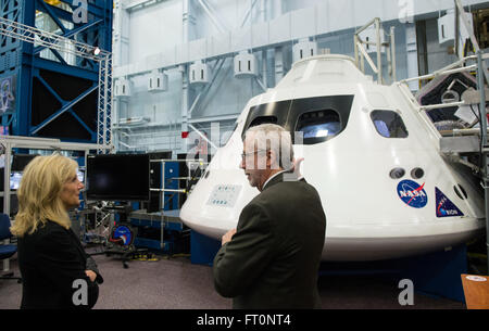 Mark Geyer, directeur adjoint, Centre spatial Johnson de la NASA, droite, parle avec le Dr. Jill Biden, l'épouse du vice-président Joe Biden, gauche, à propos de la capsule spatiale Orion de la NASA, le mercredi 2 mars 2016 au cours d'une visite de l'espace installation maquette du véhicule au Centre spatial Johnson de la NASA à Houston, Texas. M. Biden s'est rendu à Houston à l'astronaute Scott Kelly Accueil Bienvenue, qui est de retour à Houston après une année longue mission à bord de la Station spatiale internationale. Banque D'Images